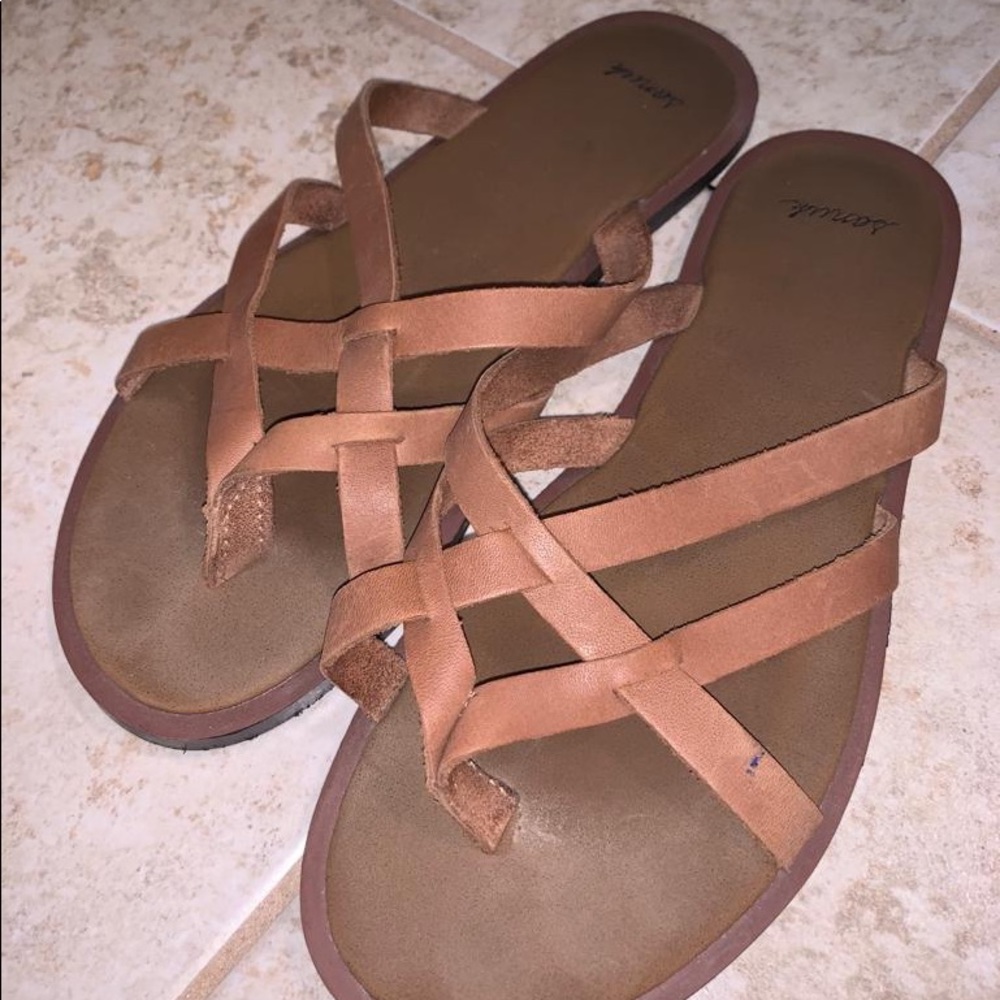 Sanuk tan slipper size 6